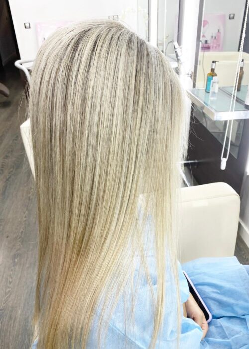 Chica rubia con el pelo largo y sentada