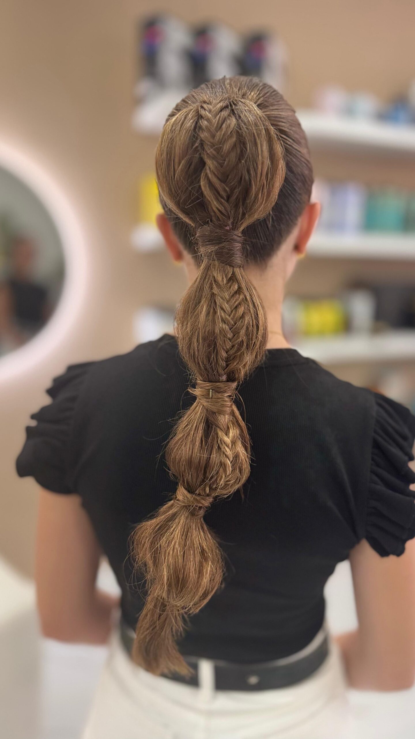 joven de espaldas con una trenza larga
